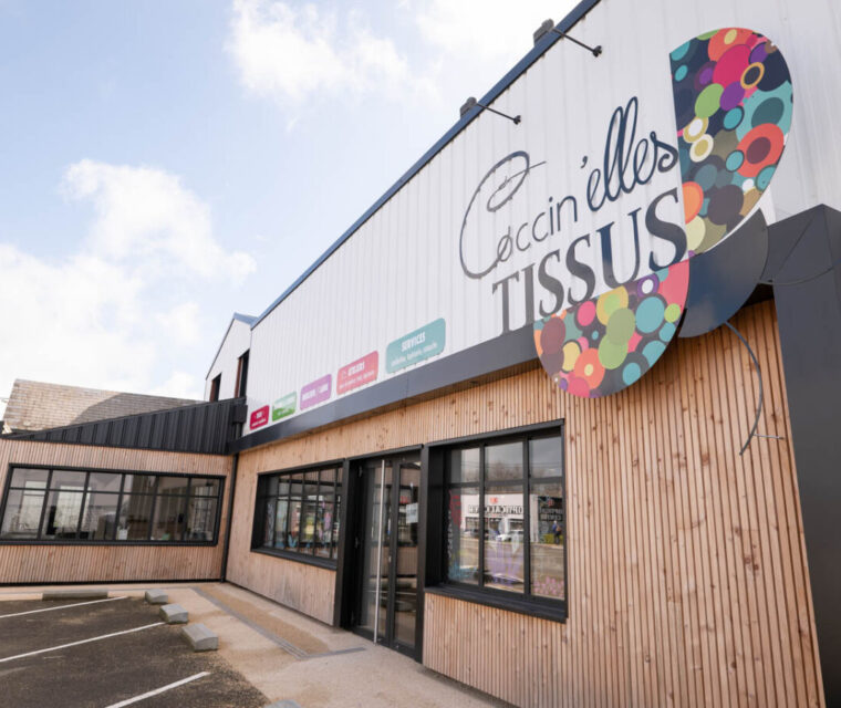 enseigne-exterieur-magasin-les-coccinelles-traits-de-caractere