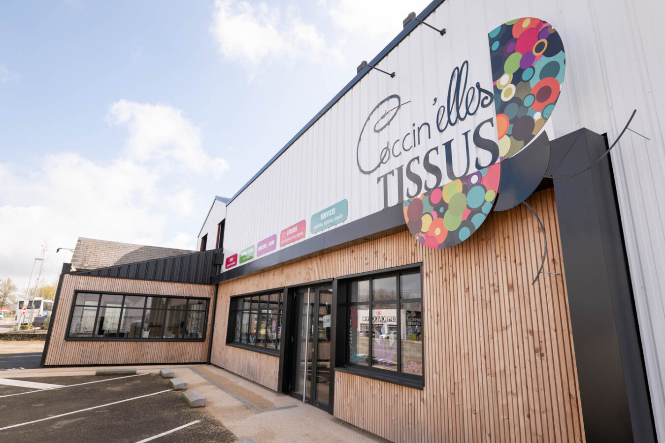 enseigne-exterieur-magasin-les-coccinelles-traits-de-caractere