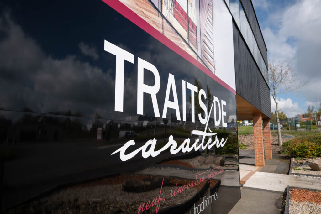 enseigne-futur-showroom-traits-de-caractere