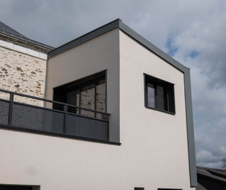 vue-de-pres-extension-maison-en-surelevation-traits-de-caractere