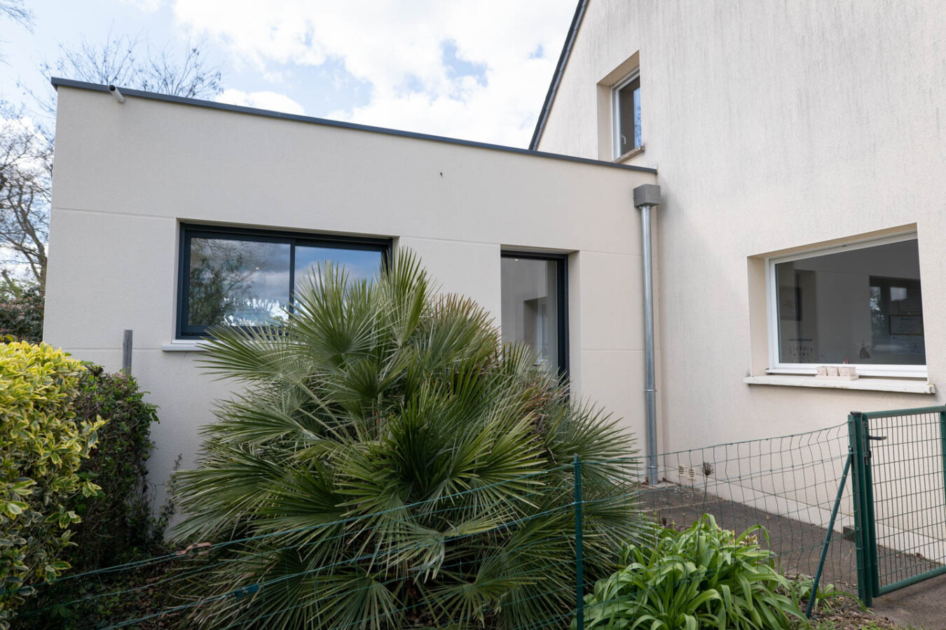 vue-exterieur-extension-maison-contemporaine-traits-de-caratere