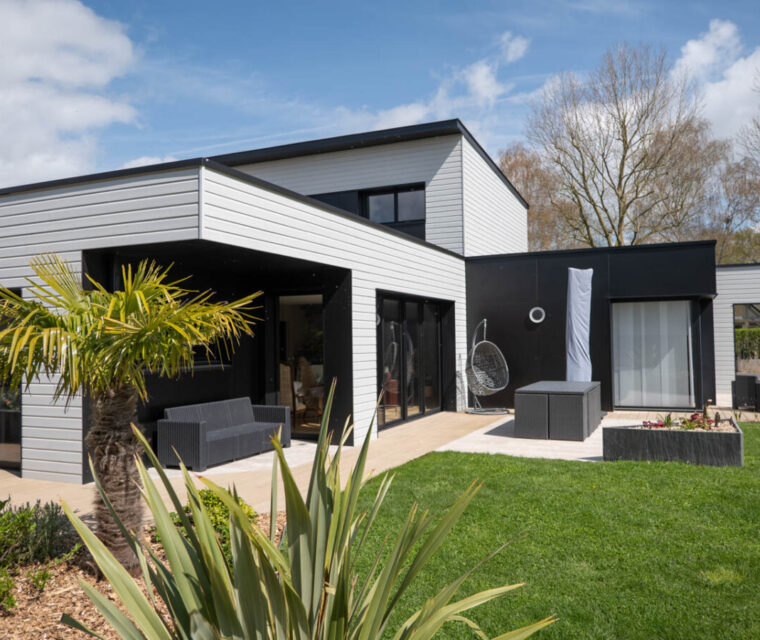 vue-exterieure-construction-maison-ossature-bois-traits-de-caractere