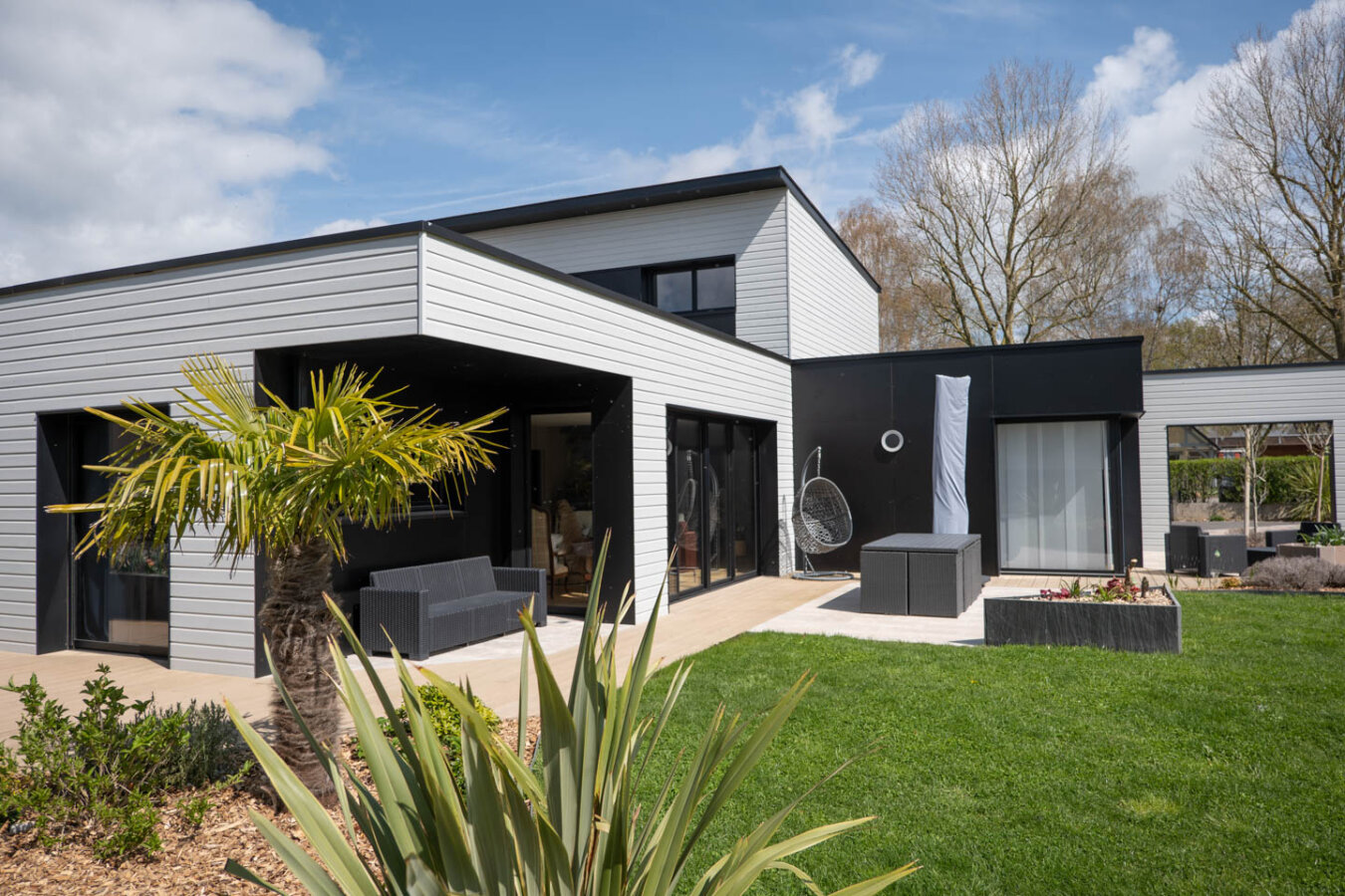 vue-exterieure-construction-maison-ossature-bois-traits-de-caractere