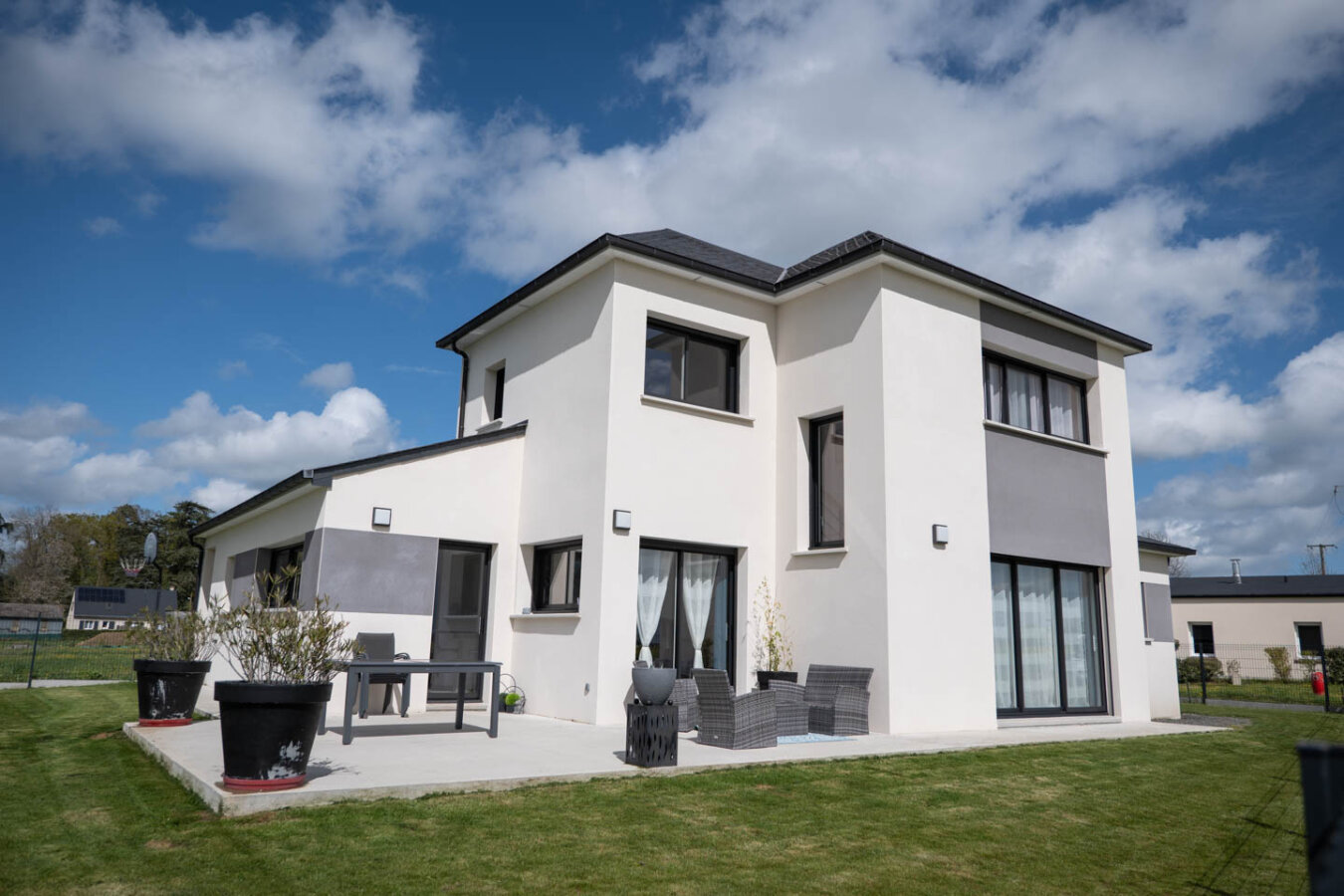 vue-globale-maison-neuve-traits-de-caractere